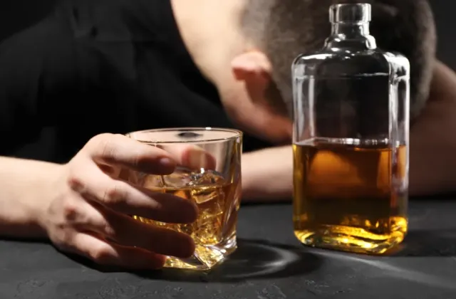 Co alkohol skutečně dělá s naší psychikou a proč je „sklenička na uklidnění“ vždy kontraproduktivní?