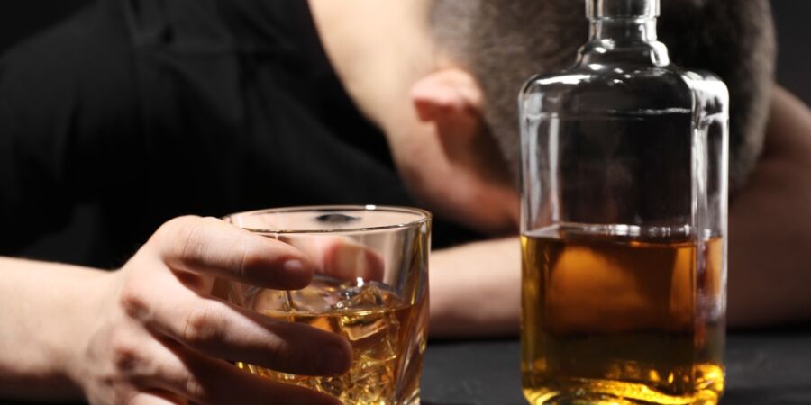 Co alkohol skutečně dělá s naší psychikou a proč je „sklenička na uklidnění“ vždy kontraproduktivní?