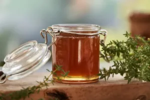 Pět sirupů, které pomohou při kašli, únavě i potížích s trávením: Zvládnete je i doma