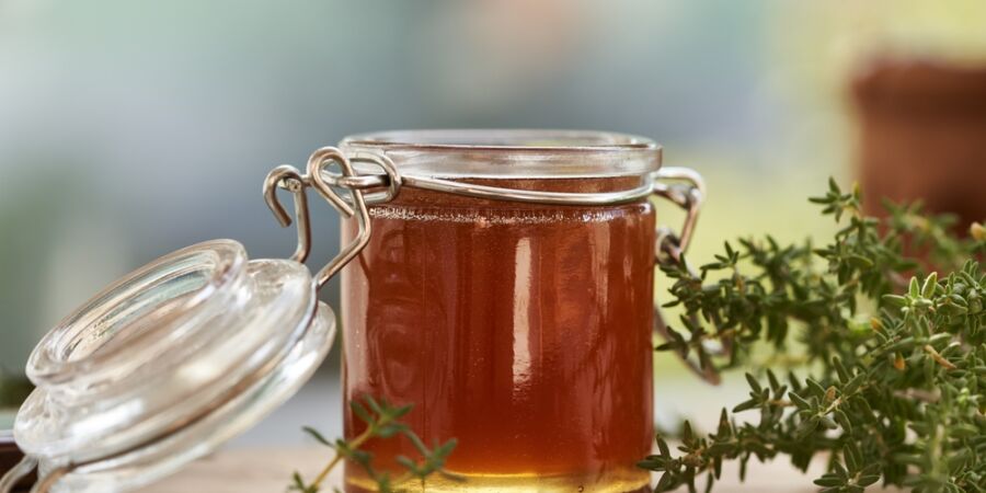 Pět sirupů, které pomohou při kašli, únavě i potížích s trávením: Zvládnete je i doma