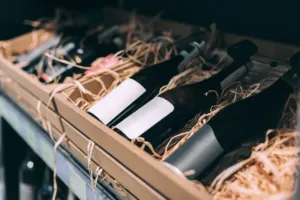 Slámové víno se ve Valticích rodí pomalu, z pěti tun hroznů vznikne sotva tisíc litrů