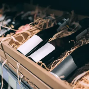 Slámové víno se ve Valticích rodí pomalu, z pěti tun hroznů vznikne sotva tisíc litrů