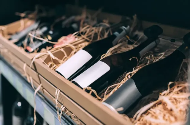 Slámové víno se ve Valticích rodí pomalu, z pěti tun hroznů vznikne sotva tisíc litrů