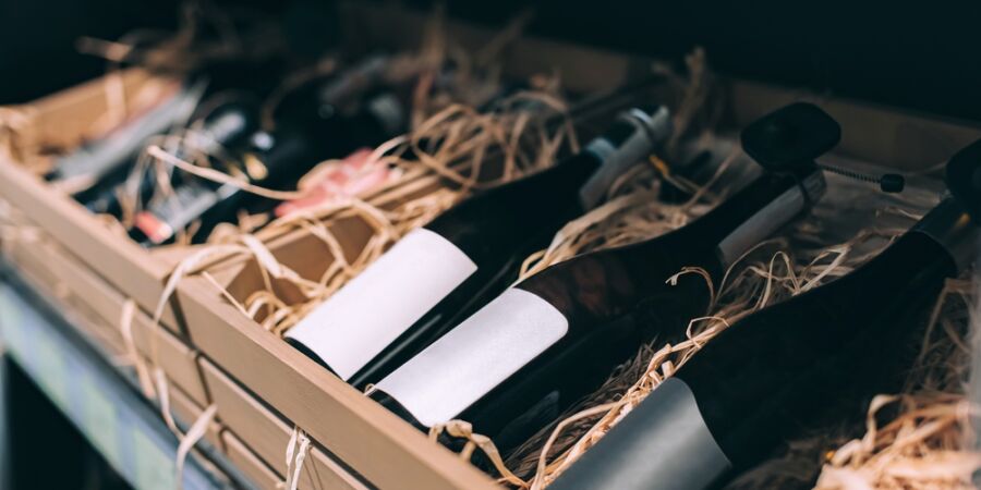 Slámové víno se ve Valticích rodí pomalu, z pěti tun hroznů vznikne sotva tisíc litrů