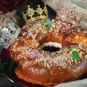 Tři králové nejsou jen koledníci u dveří, ale také svátek koláčů, fazolí a skrytého štěstí, které Evropa po staletí zapéká do těsta