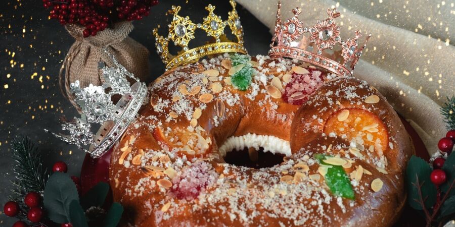 Tři králové nejsou jen koledníci u dveří, ale také svátek koláčů, fazolí a skrytého štěstí, které Evropa po staletí zapéká do těsta