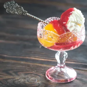 Vznikl jako pocta operní pěvkyni a přežil víc než sto let bez změny receptu: Dnes slaví „labutí dezert“