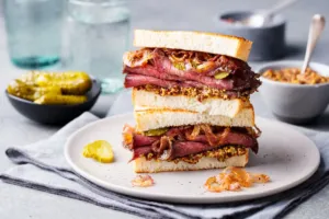 Dnešek se nese ve jménu hot pastrami: Kultovní sendvič patří k nejvýraznějším symbolům newyorské židovské kuchyně