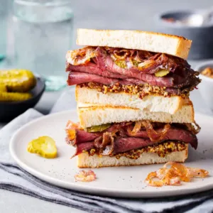 Dnešek se nese ve jménu hot pastrami: Kultovní sendvič patří k nejvýraznějším symbolům newyorské židovské kuchyně