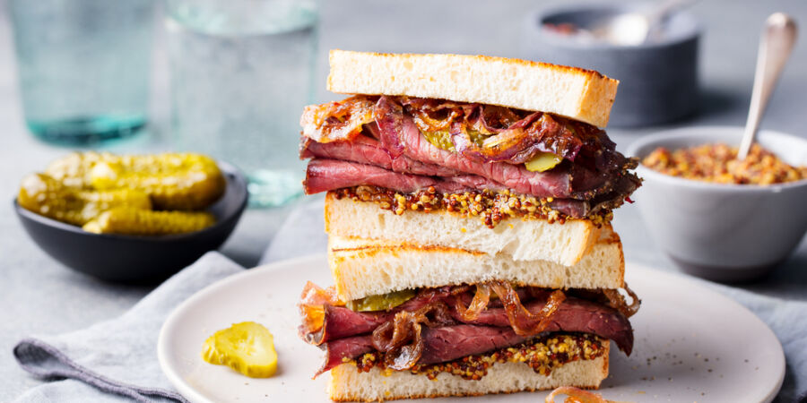 Dnešek se nese ve jménu hot pastrami: Kultovní sendvič patří k nejvýraznějším symbolům newyorské židovské kuchyně