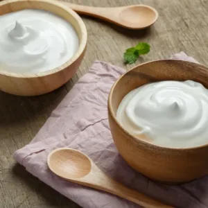 Mikrobiální symfonie v kelímku: Jak vzniká pravý řecký jogurt