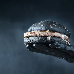 Potraviny s aktivním uhlím slibují detox, pravdou je, že mohou snižovat účinek vitamínů i léků