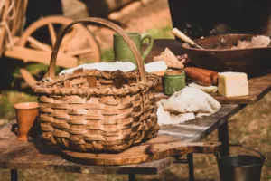 Mít máslo na hlavě: Jak se ze středověkého trestu pro nepoctivce stalo nejznámější české rčení?