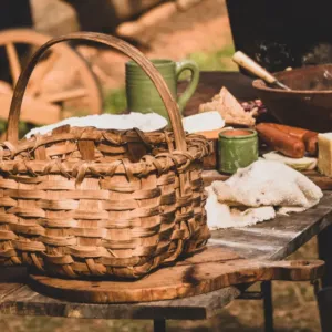 Mít máslo na hlavě: Jak se ze středověkého trestu pro nepoctivce stalo nejznámější české rčení?
