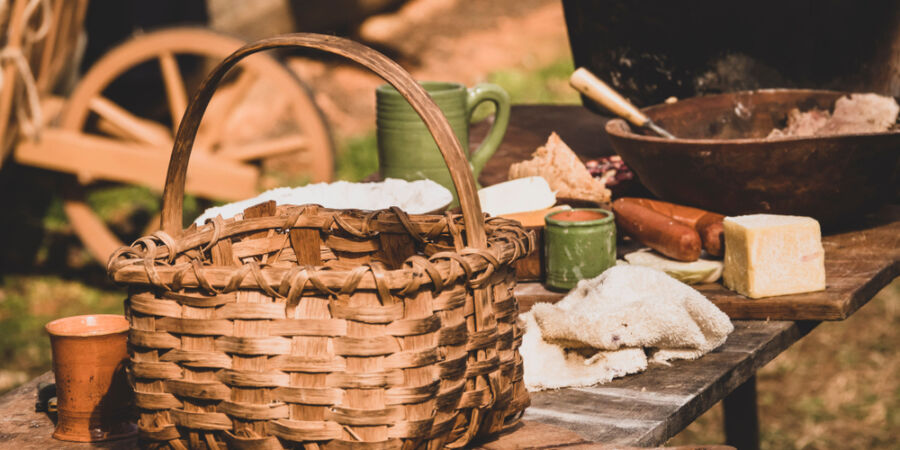 Mít máslo na hlavě: Jak se ze středověkého trestu pro nepoctivce stalo nejznámější české rčení?