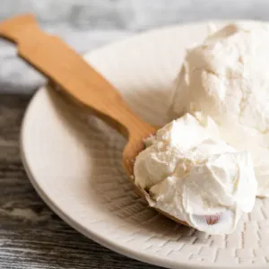 Proč je tvaroh českým „bílým zlatem“ a jak ho využít v moderní kuchyni na maximum?
