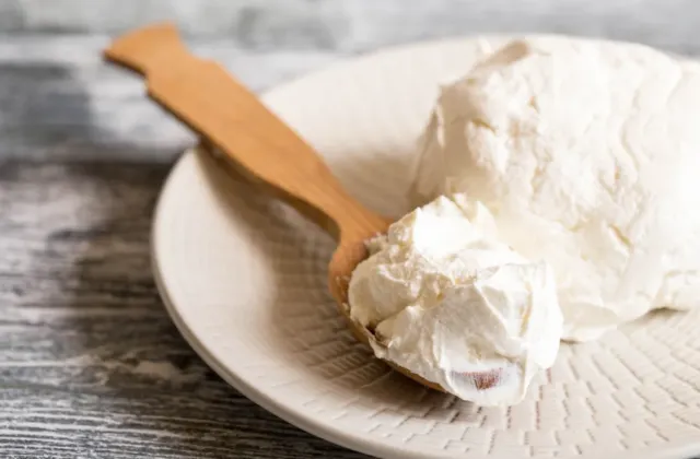 Proč je tvaroh českým „bílým zlatem“ a jak ho využít v moderní kuchyni na maximum?
