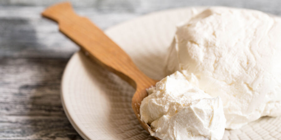 Proč je tvaroh českým „bílým zlatem“ a jak ho využít v moderní kuchyni na maximum?