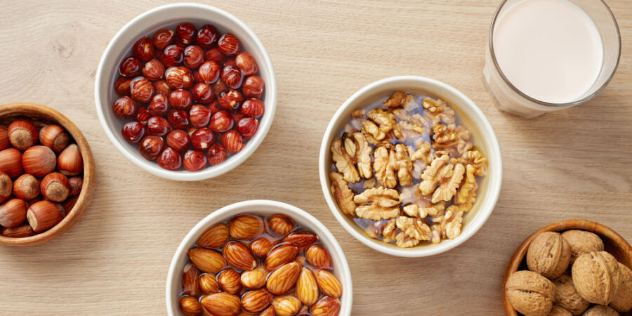 Proč si tělo z ořechů nevezme maximum látek a jak dokáže jeden jednoduchý krok zvýšit jejich nutriční hodnotu?