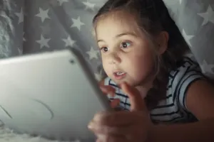 Děti v síti: Digitální dětství vede k přejídání a otevírá dveře k metabolické pasti