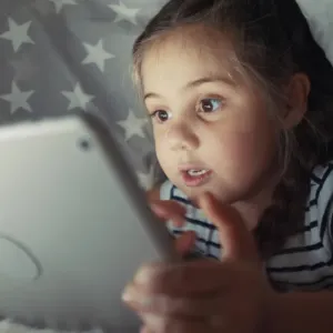 Děti v síti: Digitální dětství vede k přejídání a otevírá dveře k metabolické pasti