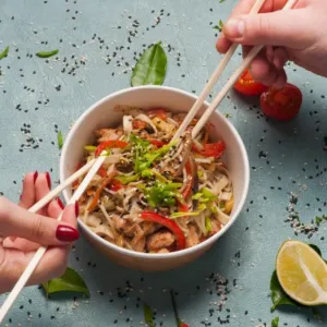 Dnes je den jídelních hůlek: Víte, že původně nebyly určeny jako náhrada příboru?