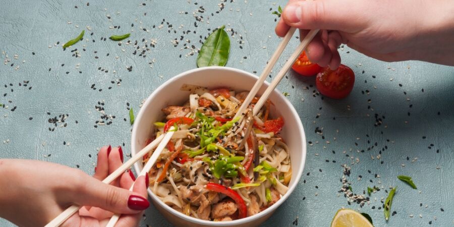 Dnes je den jídelních hůlek: Víte, že původně nebyly určeny jako náhrada příboru?