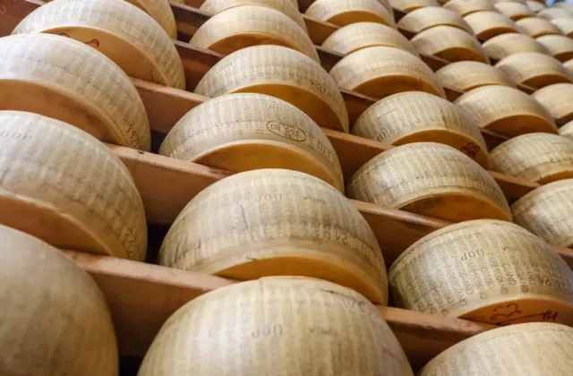 Parmezán jako zástava úvěru? Italská banka sází na „zrající kapitál“ a ukládá statisíce bochníků do trezorů