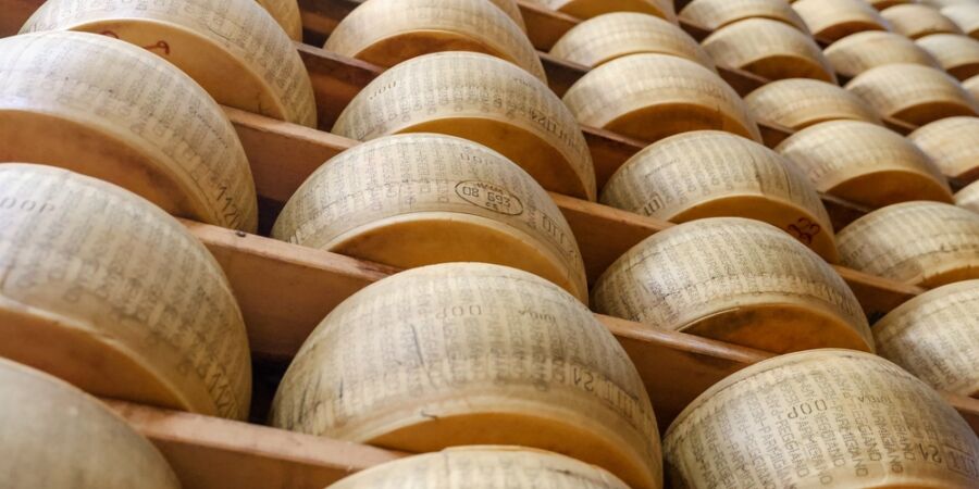 Parmezán jako zástava úvěru? Italská banka sází na „zrající kapitál“ a ukládá statisíce bochníků do trezorů