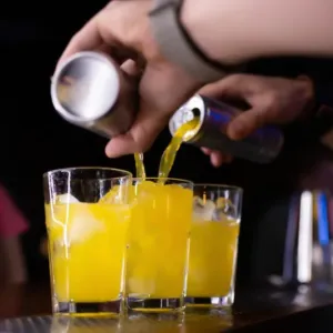 Alkohol bez příkras: Proč padají mýty o „zdravé“ skleničce a jak souvisí s energy drinky?