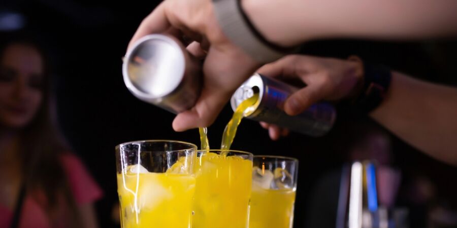 Alkohol bez příkras: Proč padají mýty o „zdravé“ skleničce a jak souvisí s energy drinky?