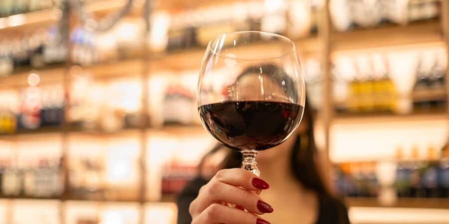 Průvodce profesionálním výběrem a servisem vína: Chybu při podávání červených odrůd stále dělá většina lidí