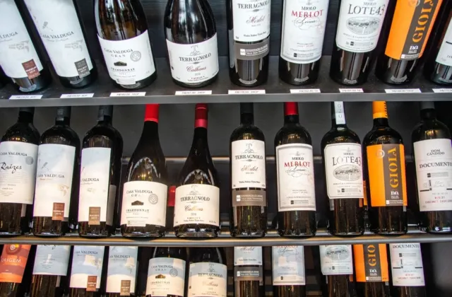 Nealkoholická vína přestávají být „tichou volbou“: Na veletrhu Wine Paris už dostala vlastní jeviště