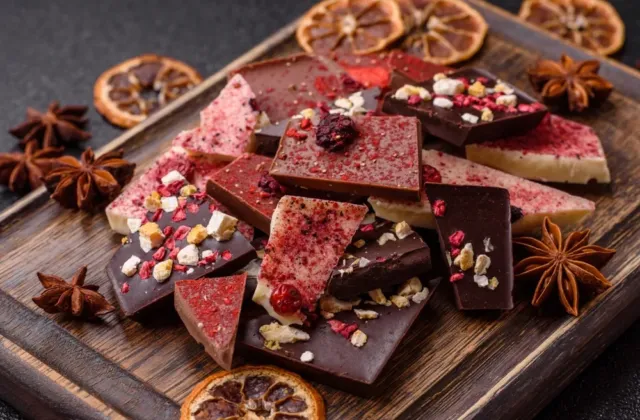 Tmavá čokoláda nemusí být hřích: Má prokazatelný pozitivní vliv na cévy, mozek i metabolismus