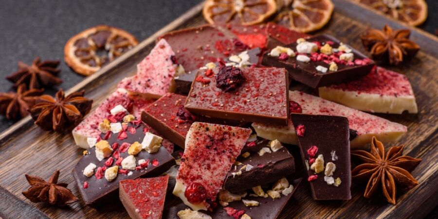 Tmavá čokoláda nemusí být hřích: Má prokazatelný pozitivní vliv na cévy, mozek i metabolismus