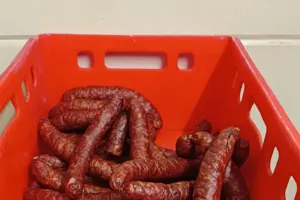 Listerie rozhodně nejsou dávno poražený strašák: Veterináři vydali varování před klobásami