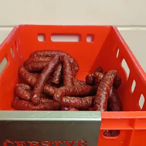 Listerie rozhodně nejsou dávno poražený strašák: Veterináři vydali varování před klobásami