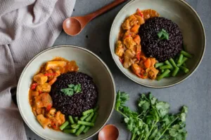 Dříve za ni hrozil trest smrti, dnes poráží i lesní ovoce: Proč dát šanci černé rýži a jak si ji vychutnat?