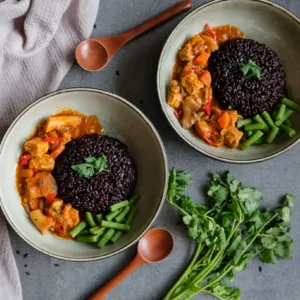 Dříve za ni hrozil trest smrti, dnes poráží i lesní ovoce: Proč dát šanci černé rýži a jak si ji vychutnat?