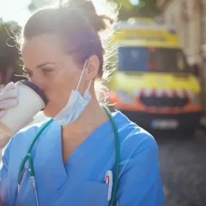 Jarní únava kdysi pomáhala přežít, dnes ji přebíjíme kávou: Skutečná pomoc ale začíná u správně nastaveného jídelníčku