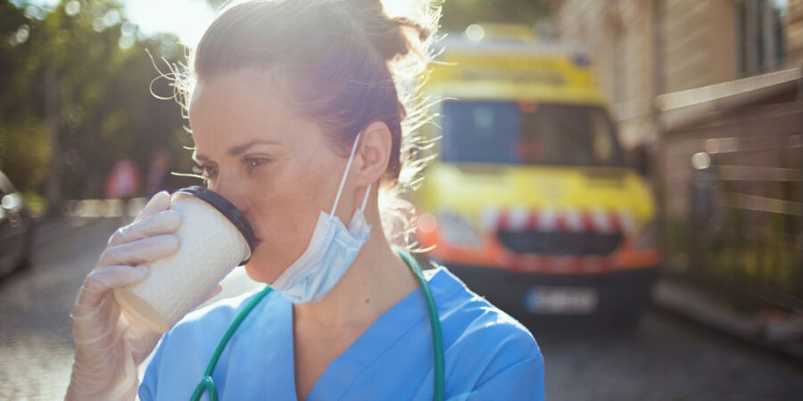 Jarní únava kdysi pomáhala přežít, dnes ji přebíjíme kávou: Skutečná pomoc ale začíná u správně nastaveného jídelníčku