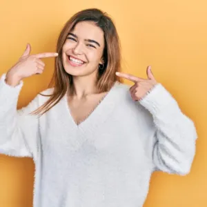 Krásný úsměv neničí jen cukr: Pozor na kyselé pití, lepivé jídlo i drobné hygienické chyby