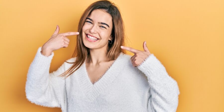 Krásný úsměv neničí jen cukr: Pozor na kyselé pití, lepivé jídlo i drobné hygienické chyby