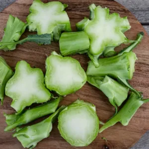 Košťály vyhazujeme, přitom jde o nejlepší kousky zeleniny: Po oloupání chutnají jako chřest a obsahují i více vitamínů