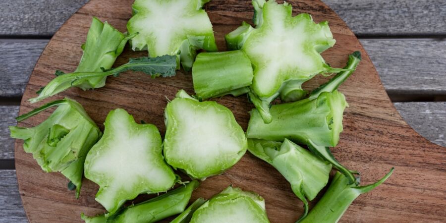 Košťály vyhazujeme, přitom jde o nejlepší kousky zeleniny: Po oloupání chutnají jako chřest a obsahují i více vitamínů