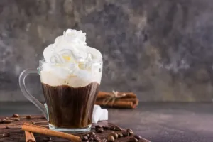 Císařská melanž, kapucín i mazagran: Kávové rituály První republiky měly jedinečnou atmosféru a my pro vás máme původní receptury