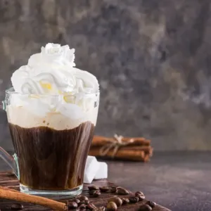 Císařská melanž, kapucín i mazagran: Kávové rituály První republiky měly jedinečnou atmosféru a my pro vás máme původní receptury