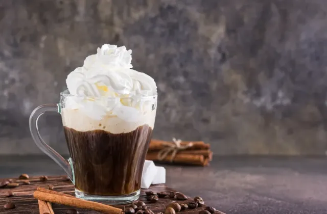 Císařská melanž, kapucín i mazagran: Kávové rituály První republiky měly jedinečnou atmosféru a my pro vás máme původní receptury