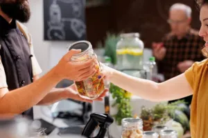 Papírový sáček není trezor: Proč se vyplatí rýži a těstoviny doma přesypat do vlastních nádob?