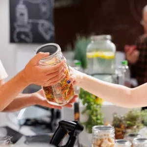 Papírový sáček není trezor: Proč se vyplatí rýži a těstoviny doma přesypat do vlastních nádob?